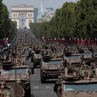 Vozidla francouzské 9. brigády námořní pěchoty projíždějí po bulváru Champs-Élysées, 14. července.