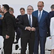 Přehlídky se účastnily také letouny z deseti evropských zemí včetně Británie, Norska a Polska. (Na snímku uprostřed premiér Spojeného království Keir Starmer, vedle něj  vpravo německý kancléř Friedrich Merz. Na druhé straně předsedkyně francouzského Národního shromáždění Yael Braun-Pivet líbá ukrajinského prezidenta Volodymyra Zelenského.)