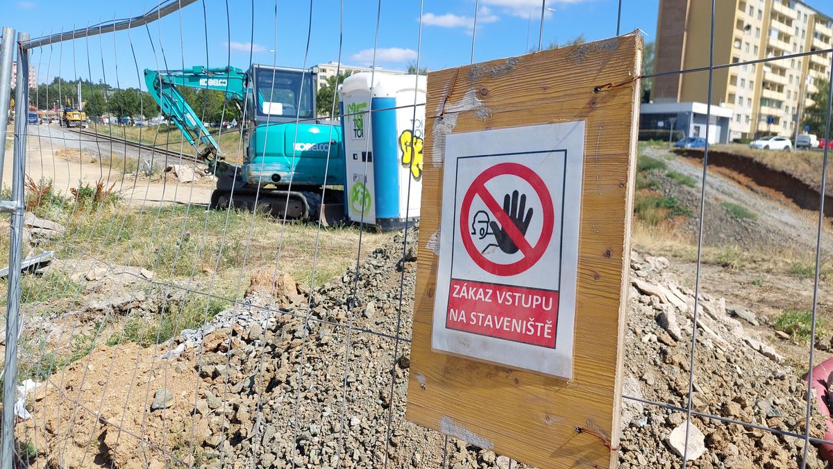 Rozkopané brněnské sídliště. Nemůžeme ani na nákup, stěžují si důchodci