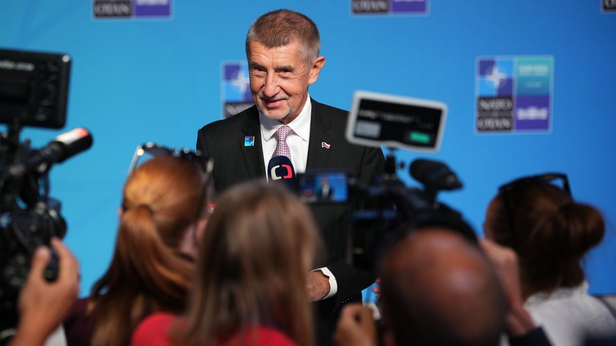 Online: Babiš mluvil s Trumpem, ptal se, kde má ženu. U stolu seděl se Zelenským