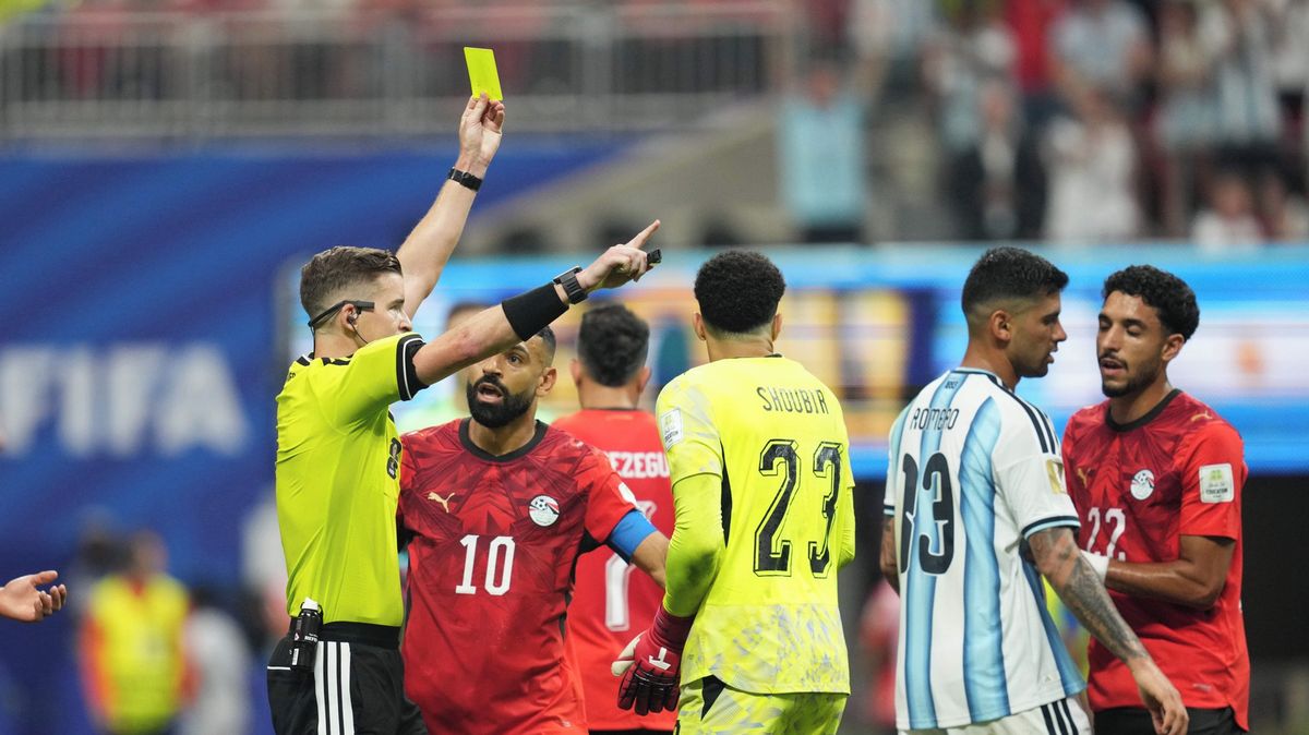 Slavný sudí o rozhodčích na MS: Jen rostu, když Uzbek nevidí jasnou penaltu