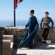 Anne Hathaway jako Pénelopé a Tom Holland coby Télemachos.