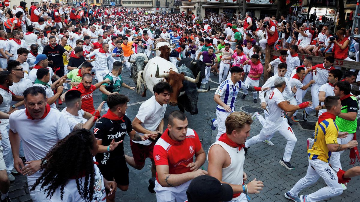 Foto: Býk zasáhl jednoho z účastníků festivalu v Pamploně do obličeje
