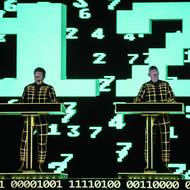 Hütter s kolegy naživo ilustruje téma symbiózy člověka a stroje. Tato myšlenka je pro Kraftwerk zásadní už více než pět desetiletí.