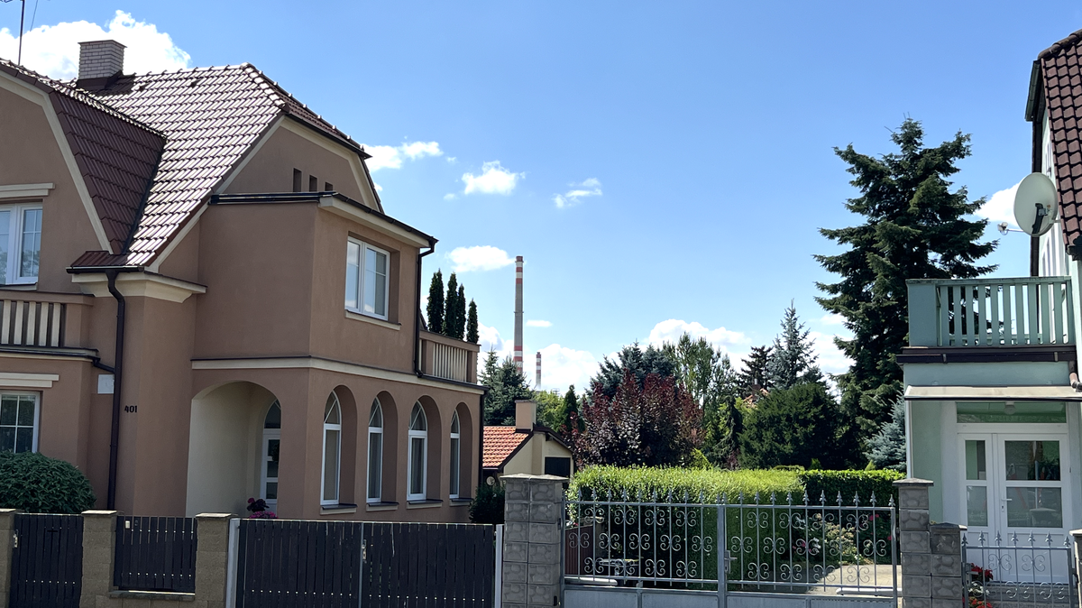 Zkažená vajíčka, spálená guma. Kralupsko řeší zápach, který nepamatují