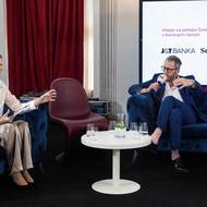 Diskuse s názvem „out-of-the-box“ s ředitelem karlovarského festivalu Kryštofem Muchou. Moderovala Zuzana Hodková.