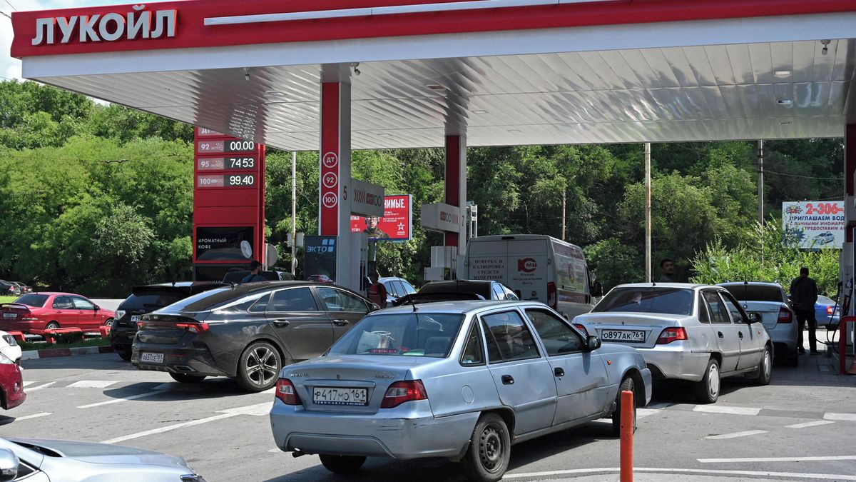 Rusové jezdí kupovat benzin ve tři ráno. Válka přišla skrze palivovou krizi