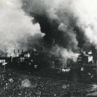 Původní desetipodlažní Baťův sklad na půdorysu písmene H, kterým mohly projíždět vlaky, byl zničen během angloamerických náletů 20. listopadu 1944.
