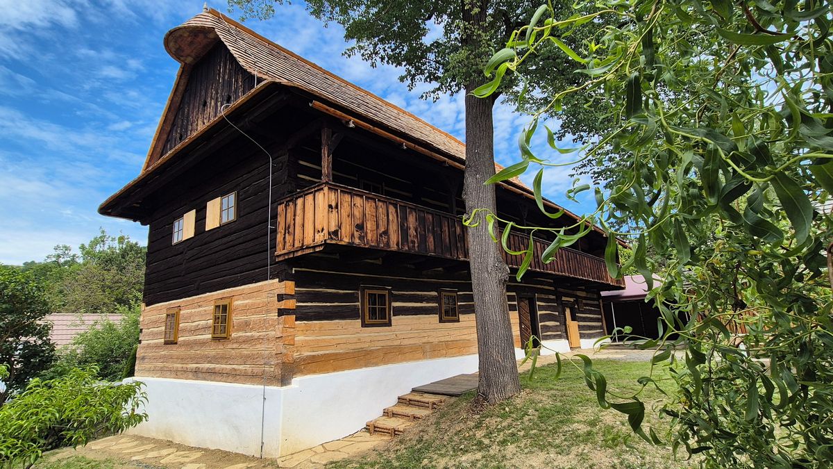 Opravený klenot Valašska. Kuchyně v roubence kdysi sloužila jako šatlava na zbojníky