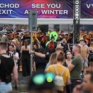 Stavba festivalu letos trvala přibližně 14 dní. Stavělo se v extrémních vedrech, pořadatelé se tak připravovali na různé komplikace. „Jak nám ostatně naši fanoušci často připomínají, první den festivalu bývá téměř tradičně deštivý,“ uvedl Rudolf.