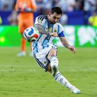 Bůh pro tebe ještě má něco nachystáno, Leo. Argentinský tisk i takto na dálku oslovuje malého velkého muže Lionela Messiho, který si na MS jde pro potvrzení pozice nejlepšího hráče dějin. Pokud s Argentinou zvládne finále, nejspíš už nikdo nezapochybuje. Zatím má osm gólů, ve 39 letech hraje líp než minule ve zlatém Kataru.