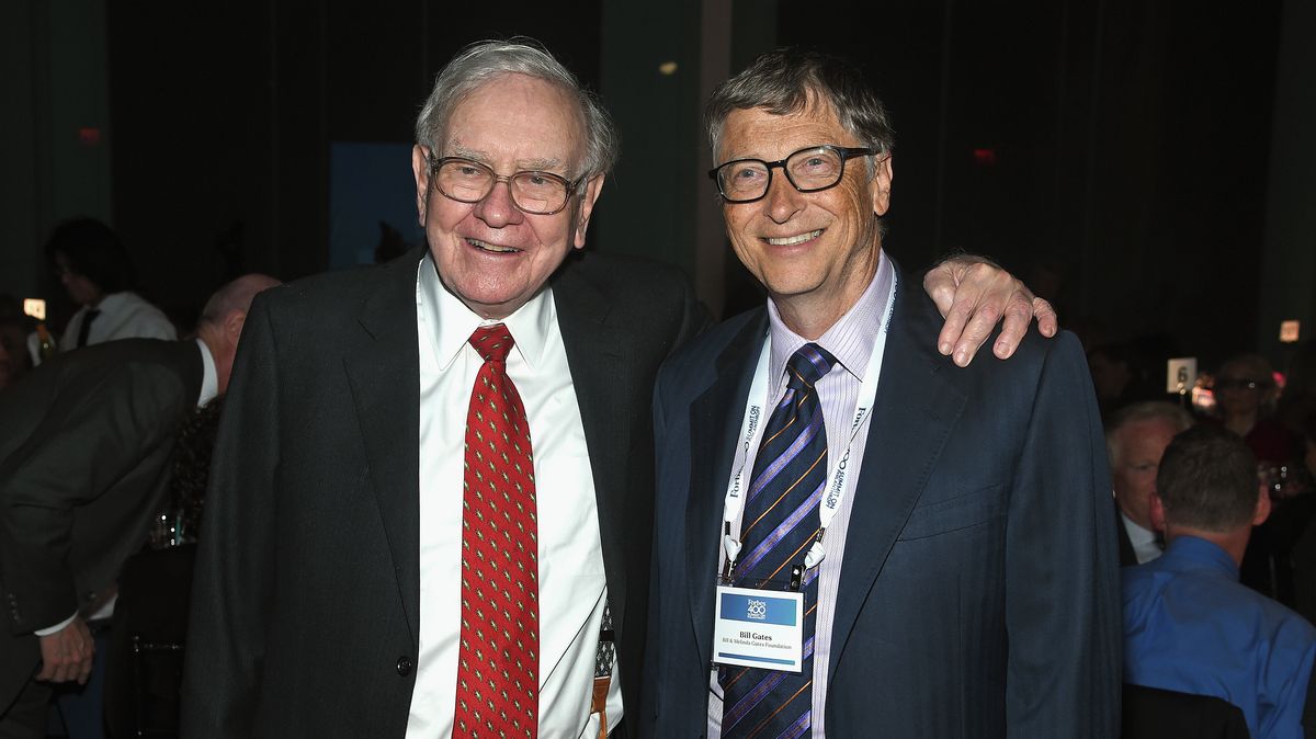 Buffett čeká s darem Gatesově nadaci kvůli vazbám na Epsteina