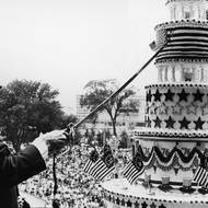Archivář Spojených států Dr. James B. Rhoads krájí obrovský narozeninový dort, 4. července 1976, Washington, D.C.