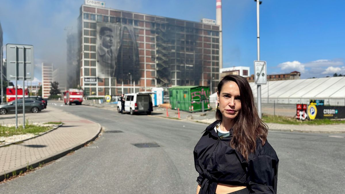 Ohořelé stránky ležely kilometry daleko. Baťově nadaci shořelo 30 tisíc knih