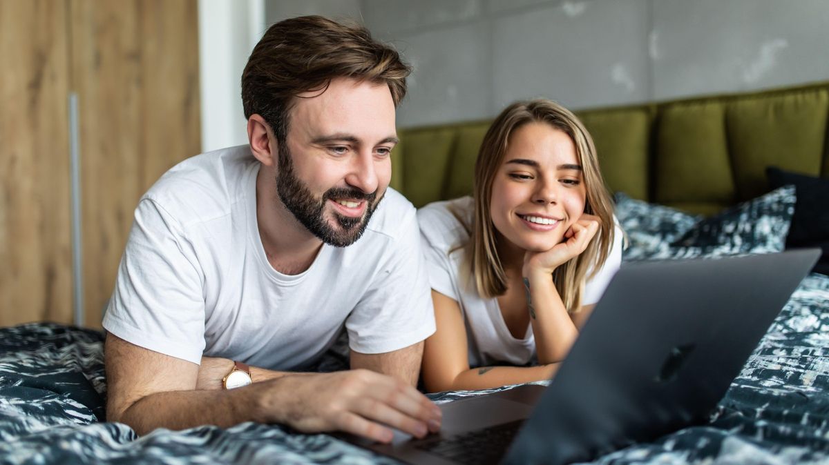 Kdy porno ničí vztahy a kdy je posiluje? Rozhoduje jedna zásadní věc