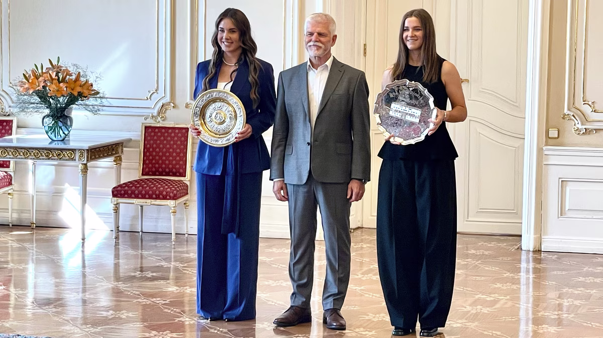 Pavel vítal šampionky z Wimbledonu stylově v zelené kšiltovce