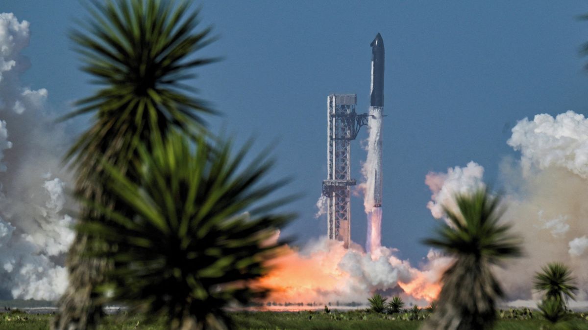 Loď Starship při zkušebním letu vynesla vylepšené satelity Starlink