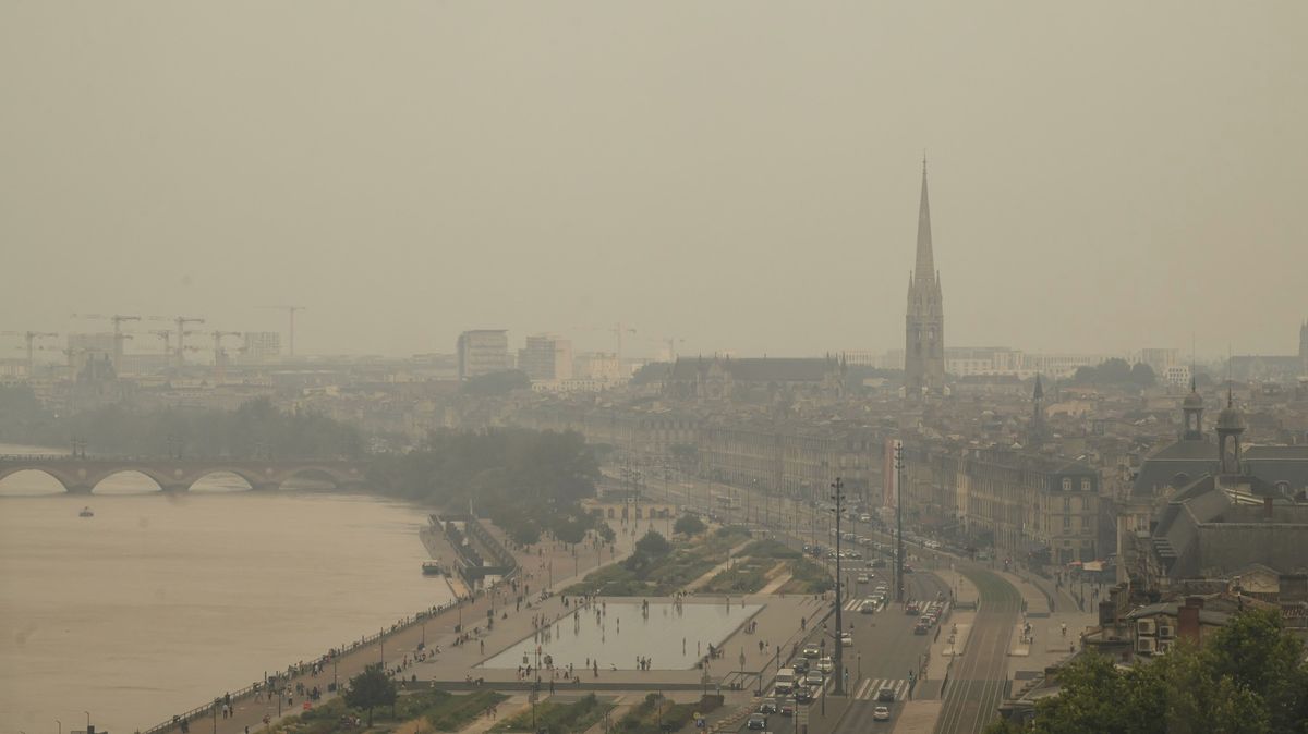 Fotky: Bordeaux zahalil kouř z požárů. Lidé nasadili roušky a respirátory