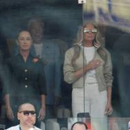 Představitelé států, které pořádaly celé mistrovství světa ve fotbale. Zleva kanadský premiér Mark Carney, mexická prezidentka Claudia Sheinbaumová, první dáma USA Melania Trumpová a americký prezident Donald Trump.