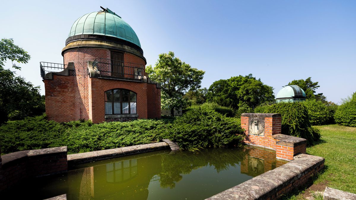 Hvězdárna v Ondřejově je secesní skvost architekta Fanty. Funguje už 120 let
