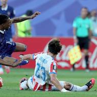Řezníci z Asunciónu. Na to, co předvedla v osmifinále Paraguay proti Francii, neexistuje v moderním fotbalu srovnání. Brutální fauly, hádky, křivárny, ostentativní rozkopávání penaltového puntíku před Mbappého střelou. Nejen Michael Olise (na snímku) byl rád, že přežil ve zdraví. A uzbecký sudí Tantašev to v nejslabším výkonu turnaje nepochopitelně všechno přehlížel.