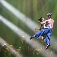 Doprovodili ji akrobaté z novocirkusového souboru Losers Cirque Company.