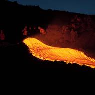 Nová erupce sopky Etna začala v časných odpoledních hodinách 26. června, kdy se pomalý proud lávy začal pohybovat směrem k údolí Valle del Leone. (Vyfoceno 30. června.)