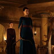 Mia Goth v roli Melanthó a Anne Hathaway jako Pénelopé.