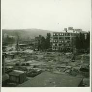 Výstavba se uskutečnila ve třech etapách, od roku 1949 do roku 1955. V roce 1949 byla kvůli nedostatku financí dokončena pouze třetina budovy. Díky provizornímu uzavření obvodových stěn však mohla sloužit jako sklad už během pokračující výstavby. Tuto etapu zachytil i propagandistický komunistický film Botostroj.