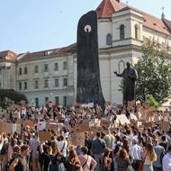 Lidé se na podporu ministra obrany sešli také v dalších ukrajinských městech, tento snímek pochází ze Lvova.