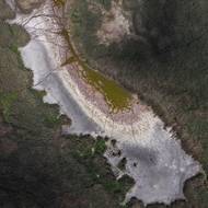 Jezero Velence je třetím největším jezerem v zemi. Dnes však velkou část jeho dna tvoří popraskané bahno a jedinými pravidelnými návštěvníky jsou cyklisté projíždějící po 33 kilometrů dlouhé stezce kolem břehů.
(Vyschlá část jezera Velence poblíž maďarského města Gardony, 7. července.)