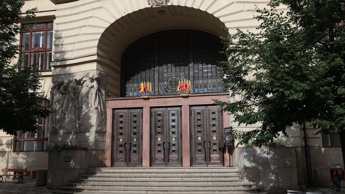 Po zásahu na pražském magistrátu policie obvinila šest lidí a dvě firmy