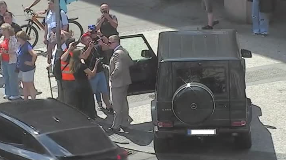 Filip Turek měl v centru Prahy autonehodu, vůz nemocnice skončil na střeše