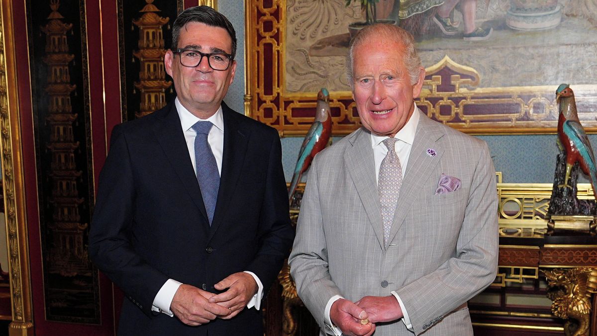 Britský král pověřil Burnhama sestavením vlády, Starmer jako premiér skončil