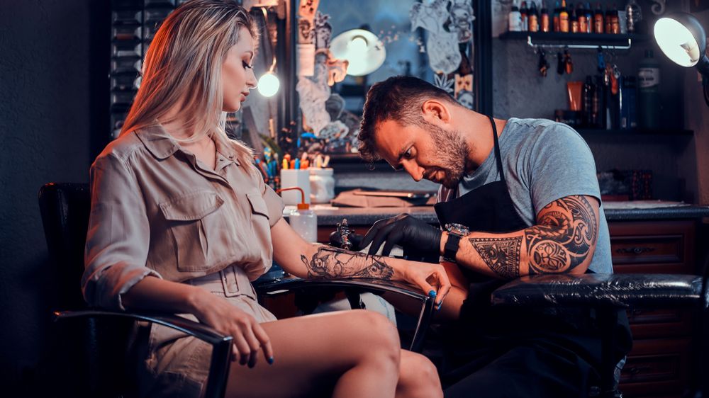 Proč není dobrý nápad brát kvůli bolesti při tetování léky