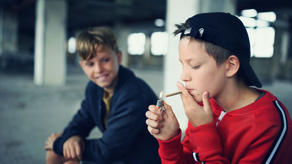 Nejhorší je kombinace s alkoholem. Jak se zachovat, když váš teenager kolabuje po drogách