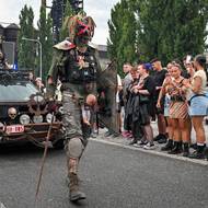 Festivalový areál zaplňují také velkoformátové objekty, lasery či tematické zóny jako například postapokalyptická vesnice.