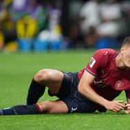Český zmar. Jak symbolické: nejkreativnější český fotbalista Patrik Schick jen z trávníku pozoruje dění okolo. Češi propadli, herně náleželi mezi nejhorší týmy MS, nudili. Trenér Miroslav Koubek to po návratu domů odnesl vyhazovem (oficiálně funkci dal k dispozici) a otrávený Schick vzkázal, že už za reprezentaci hrát nebude.