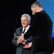 Dustin Hoffman od Kryštofa Muchy přebírá Křišťálový glóbus za mimořádný umělecký přínos světové kinematografii.