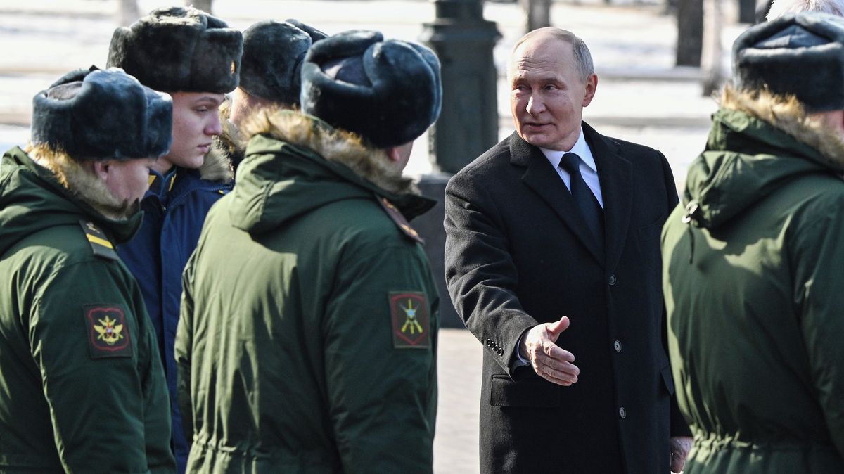 Nová elita podle Putina. Bývalí vojáci získávají funkce, ale jen vybraní