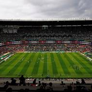 Fotbal v chrámu. Aztécký stadion je kult. Potřetí se tu zahajovalo MS a i když zde nepadla trefa velikosti těch Maradonových z roku 1986 (špinavého zásahu rukou a pak dokonalého Gólu století), hrát ve fanatickém Mexiku patří mezi největší zážitky všech zúčastněných. Češi zde propadli, naopak Anglie ve vynikajícím osmifinále ukončila sen domácích výhrou 3:2.