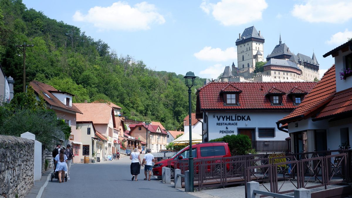 Žádný langoš a trdelník. Na Karlštejně a v okolí se najíte kvalitně za dobré peníze