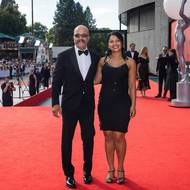 Příjezd hollywoodských hvězd na červený koberec vždy značí policejní doprovod. Má ho také vůz, z něhož právě vylézá herec Jeffrey Wright. Na festivalu po téměř třech desítkách let uvedl film Basquiat.