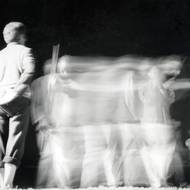 Tomáš Ruller: Zahrada, performance (spolu s Piotrowskim, Fritzem, Lomholtem a dalšími). Škola pozornosti / Východo‑západní studijní projekt, Expanded Theatre festival, Poznaň, Polsko, 1985. Los, kdo bude zahradník, padl na Rullera. Ostatní stáli nehybně jako kameny v zenové zahradě. Zahradník mezi nimi uhrabával v písku vzory energetických polí.