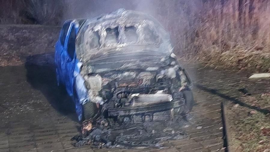 Politikovi zapálili auto. Sám může skončit u soudu, pokud se neomluví
