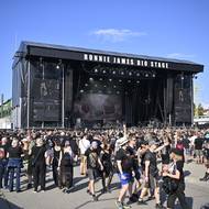 Krátce po jedné hodině odpoledne ředitel pořádající agentury Pragokoncert Bohemia Jiří Daron oznámil, že uvnitř areálu se pohybují tisíce lidí.