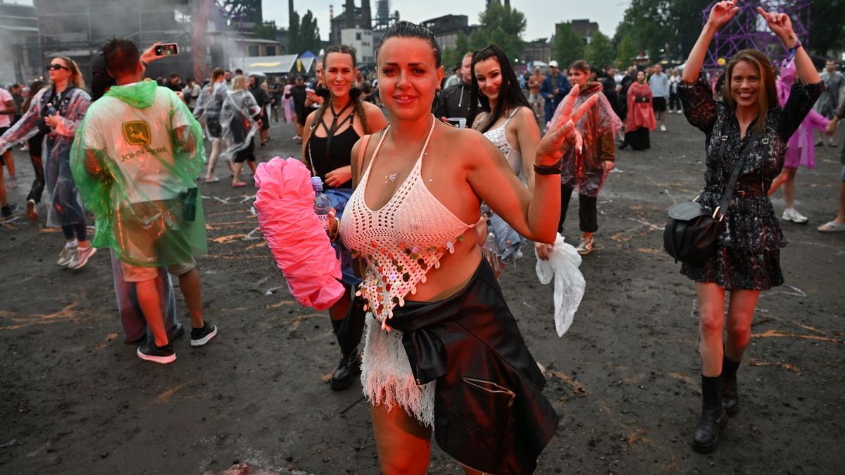 Foto: Beats for Love začaly navzdory dešti, do areálu přišly tisíce lidí