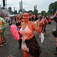 Tisíce lidí dorazily navzdory špatnému počasí tuto středu do ostravského industriálního areálu Dolní Vítkovice, kde začal festival taneční hudby Beats for Love.