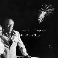 Tehdejší prezidentský pár Gerald a Betty Fordovi na balkóně Bílého domu, 4. července 1976.