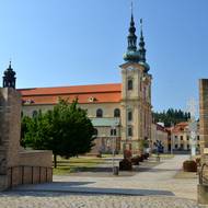 Velehradská bazilika stojí uprostřed obce, dvojlodní chrám shlíží na protější křídlo, v němž je dnes mateřská školka.